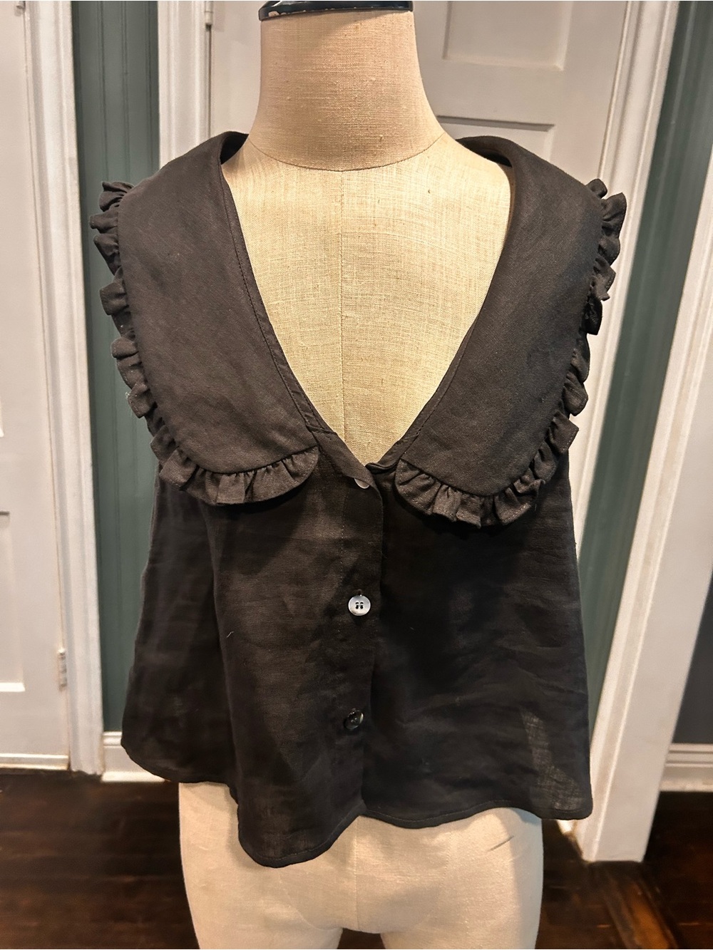 100% linen grade and gather Ruffled Collar Sleeveless Camisole - Black